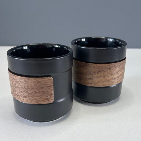 Tasse en céramique avec manchon en bois